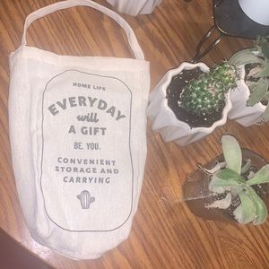 NWT trash bag storage bag 🌵